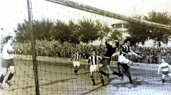 Campionato 1955-56. Parata di Seghetti della Pro Calcio nel derby vs la Del Duca