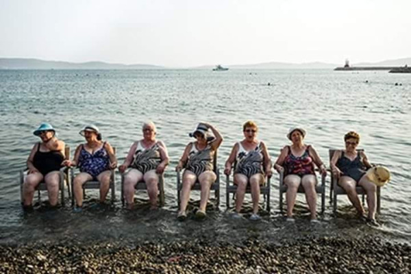 vecchie al mare.jpg