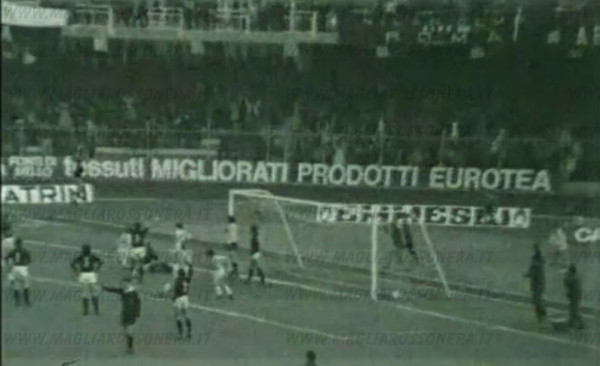 La palla nella rete difesa da Albertosi . ASCOLI - Milan - 1-1