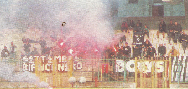 Fumogeni ad Avellino.png